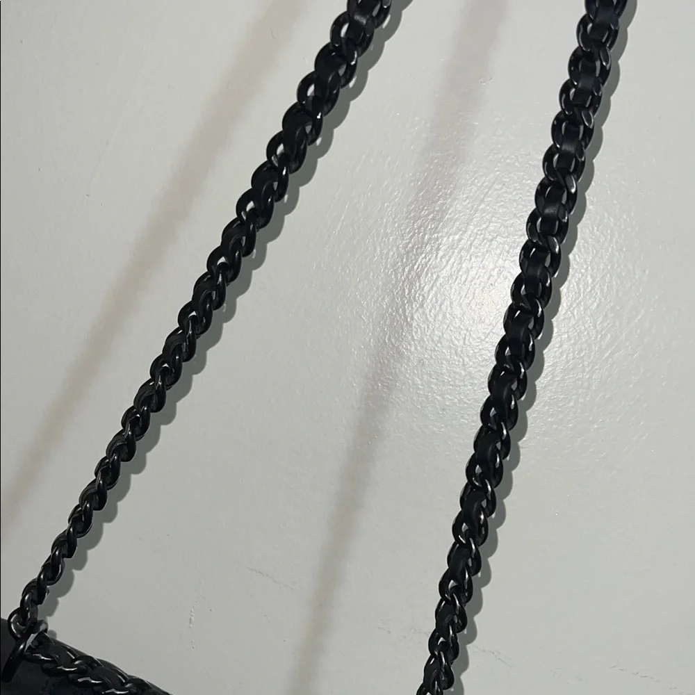 Elegant Black Quilted Shoulder Bag - Picture 7 of 8